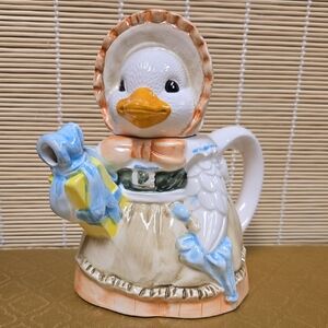 Charming Ceramic " Mrs. Duck"  Ornamental Teapot